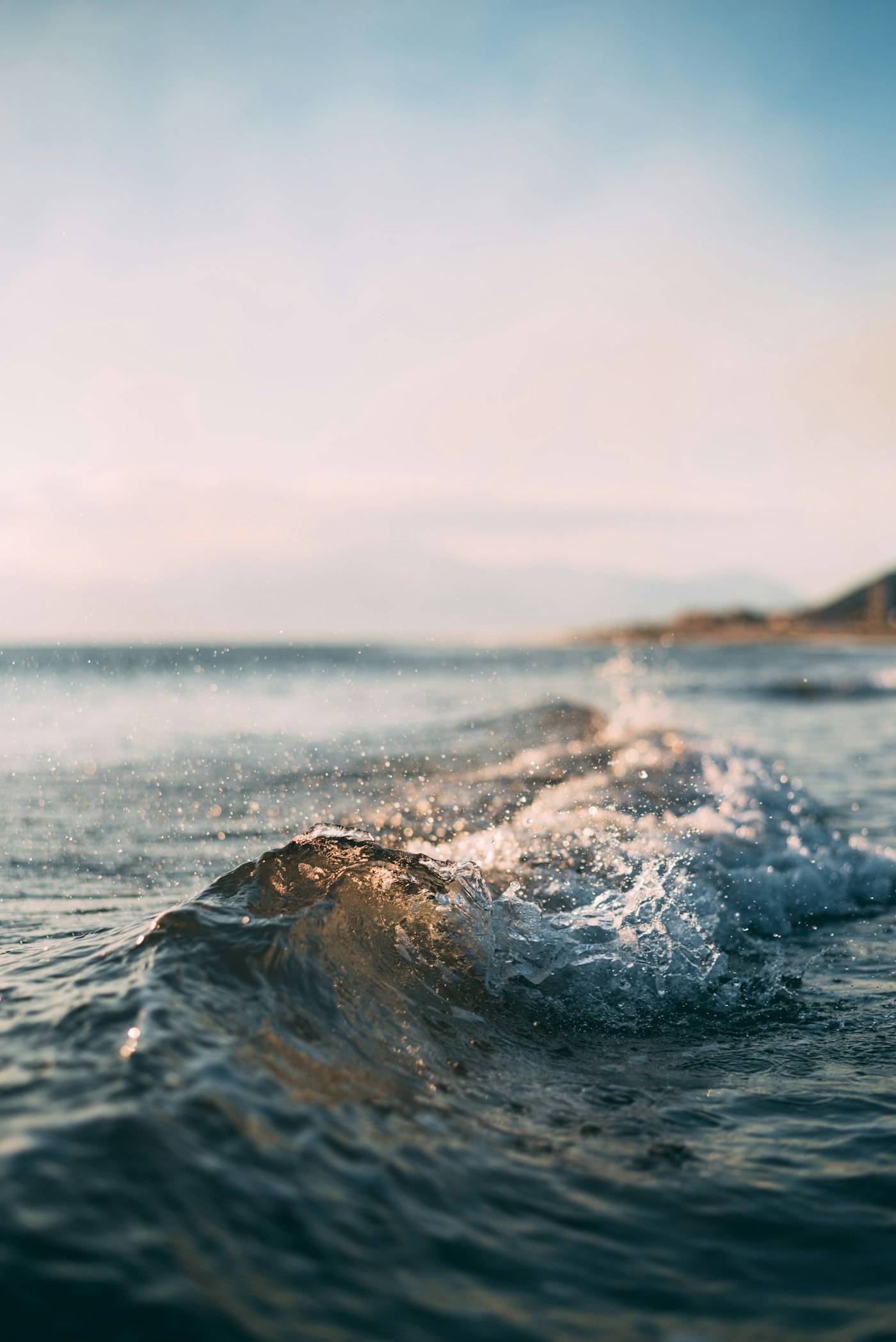 Vagues de la Méditerranée à Port-Camargue